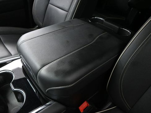 Used 2025 Chevrolet Suburban Premier image 27