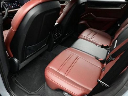 Certified 2024 Porsche Cayenne AWD/4WD image 14