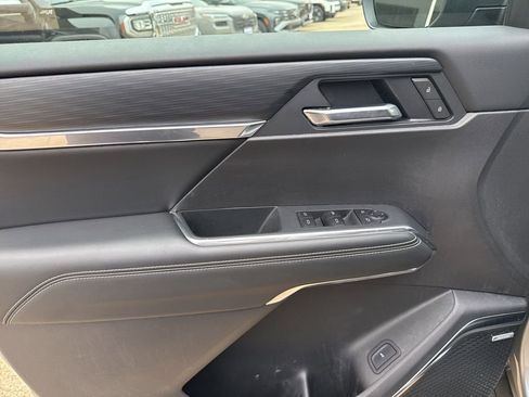 Used 2025 GMC Acadia Elevation image 11