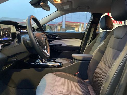 Used 2025 Chevrolet Trax LT w/ LT Convenience Package image 10