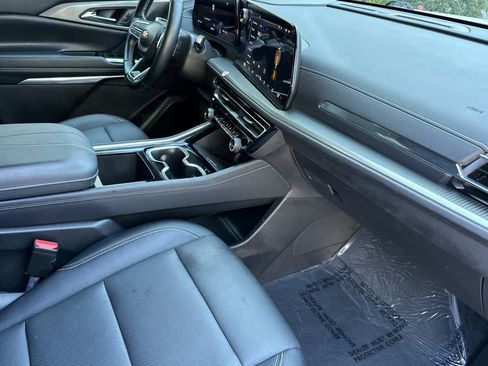 Used 2025 Chevrolet Traverse LT image 17