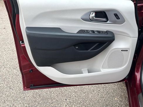 Used 2020 Chrysler Pacifica Limited w/ Advanced Safetytec Group image 18