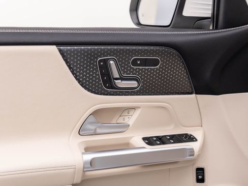 New 2025 Mercedes-Benz GLB 250 4MATIC image 14