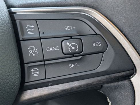 Used 2024 Jeep Grand Cherokee Limited image 17