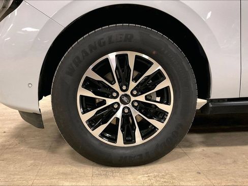 Certified 2025 Ford Expedition Max Platinum AWD/4WD image 9