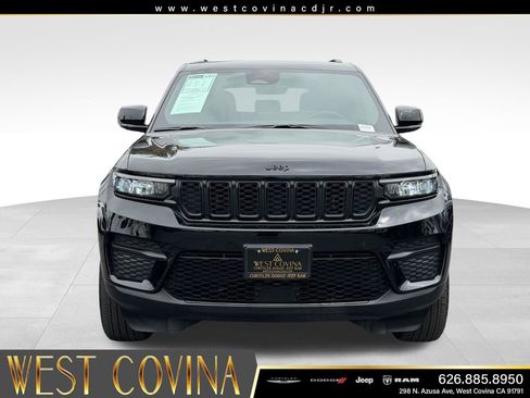 Used 2025 Jeep Grand Cherokee Altitude RWD image 2
