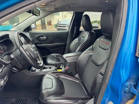 Used 2019 Jeep Cherokee Trailhawk w/ Cold Weather Group AWD/4WD image 11