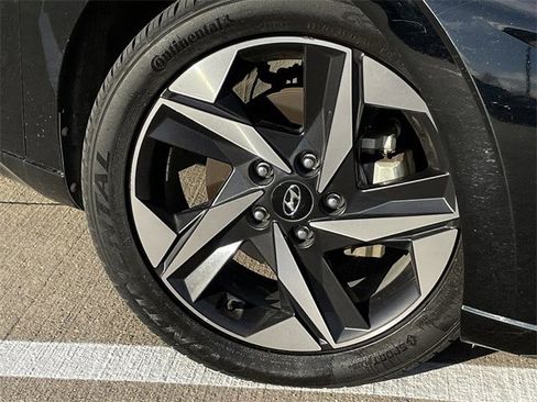 Used 2021 Hyundai Elantra Limited w/ Preferred Accessory Package image 9