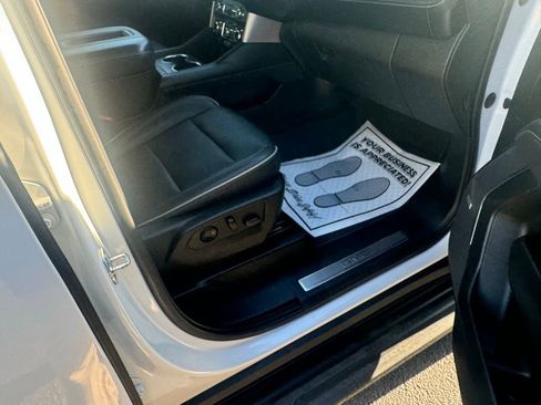 Used 2023 GMC Yukon SLT w/ SLT Premium Package image 18