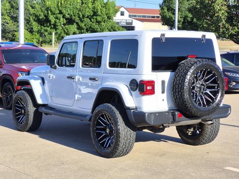 Used 2019 Jeep Wrangler Unlimited Sahara w/ Uconnect 4C Nav & Sound Group AWD/4WD image 4