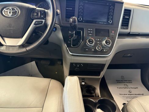 Used 2018 Toyota Sienna XLE w/ XLE Navigation Package AWD/4WD image 11