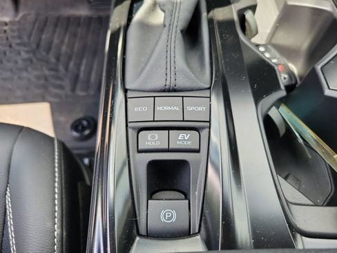 Used 2025 Toyota Camry SE w/ Convenience Package FWD image 31