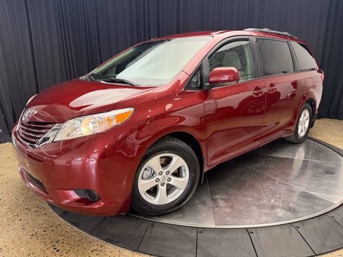 Used 2015 Toyota Sienna LE FWD image 2