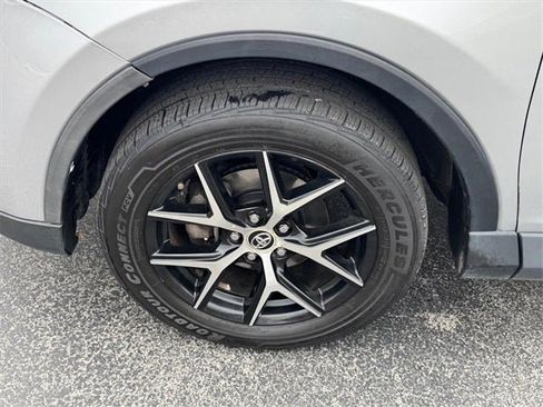 Used 2016 Toyota RAV4 SE image 13