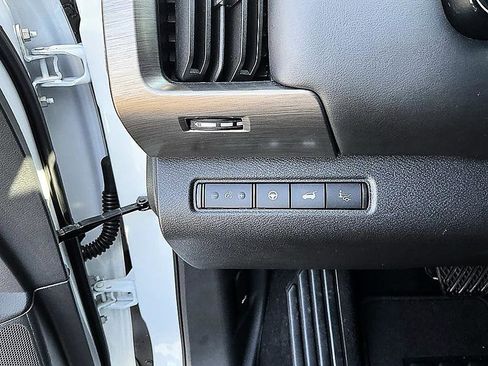 Certified 2025 Nissan Pathfinder Platinum AWD/4WD image 9