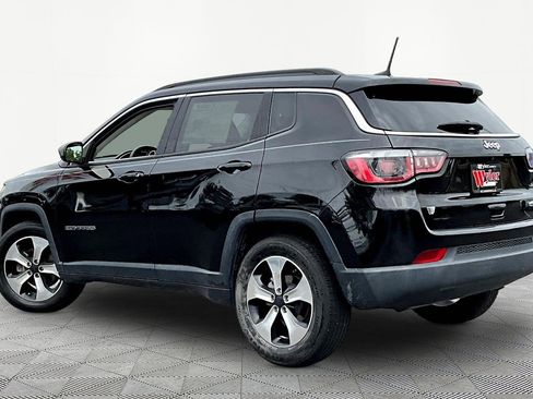 Used 2018 Jeep Compass Latitude w/ Popular Equipment Group FWD image 4
