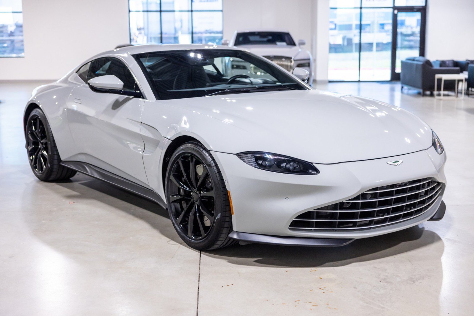 Used 2023 Aston Martin V8 Vantage Coupe RWD image 10