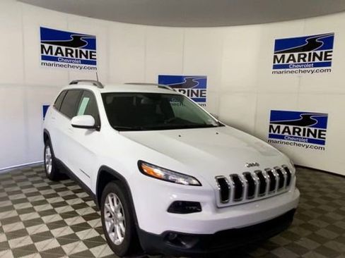 Used 2018 Jeep Cherokee Latitude FWD image 4