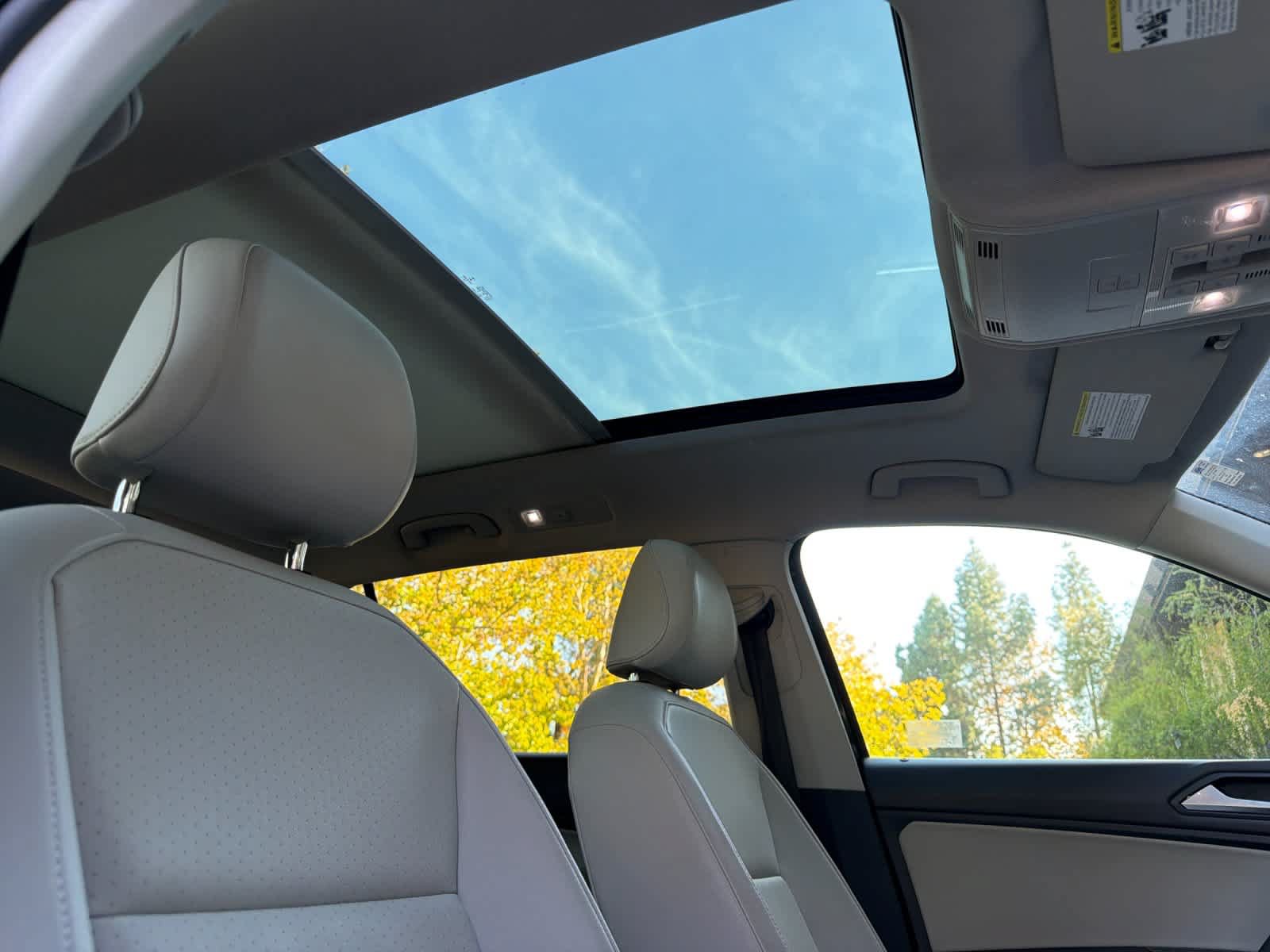 Used 2019 Volkswagen Tiguan SE w/ Panoramic Sunroof Package AWD/4WD image 13