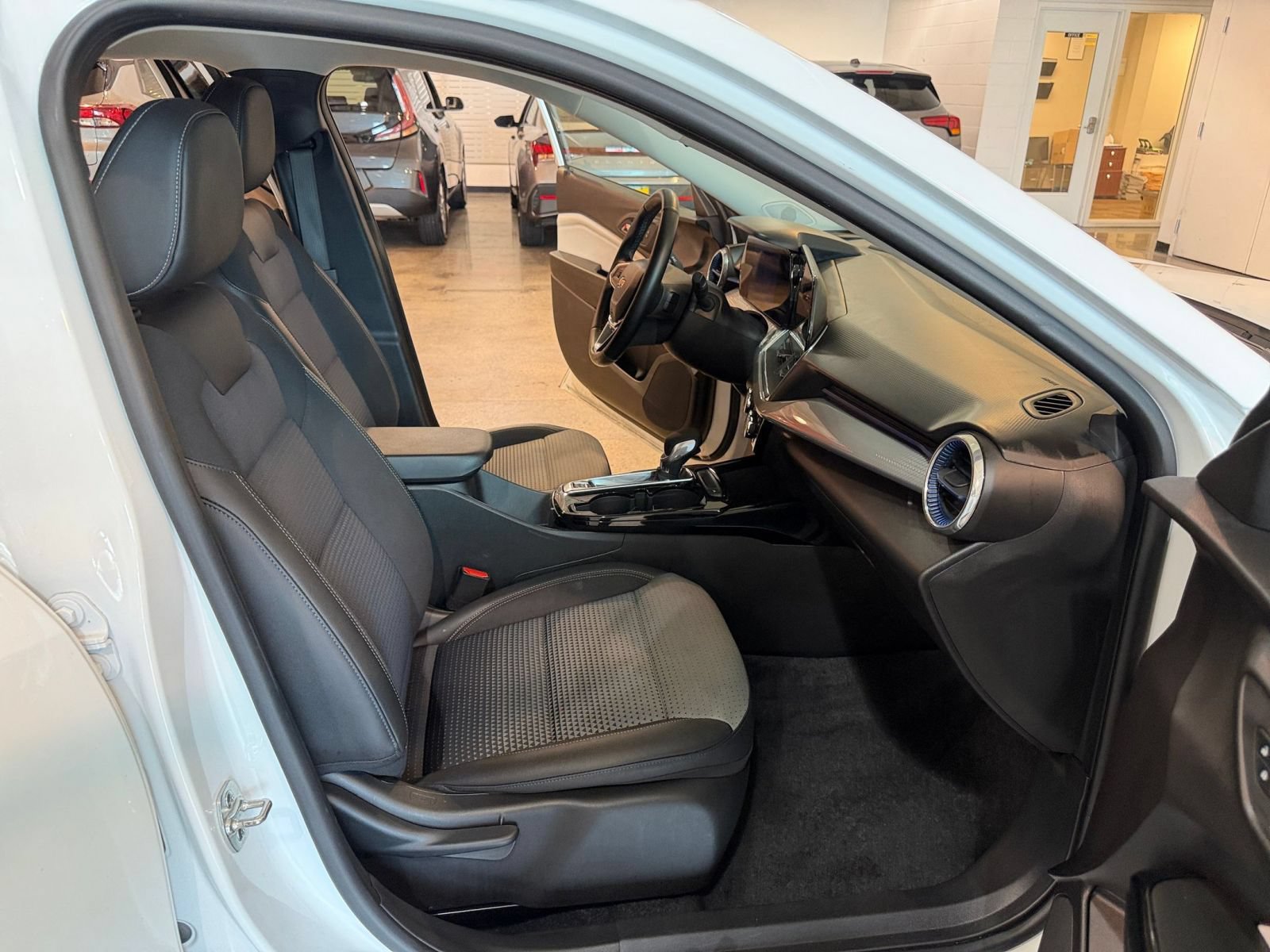 Used 2025 Chevrolet Trax LT w/ LT Convenience Package FWD image 34