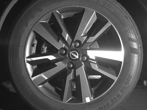 Used 2025 Nissan Versa SV image 12