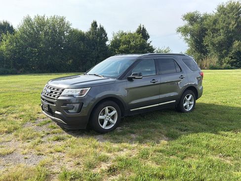 Used 2017 Ford Explorer XLT w/ Equipment Group 202A AWD/4WD image 2