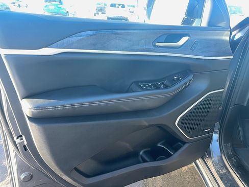 Used 2023 Jeep Grand Cherokee Limited w/ Black Appearance Package image 12