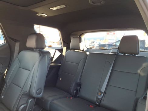 Used 2023 Chevrolet Traverse LT image 12