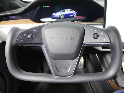 Used 2022 Tesla Model S Plaid image 13