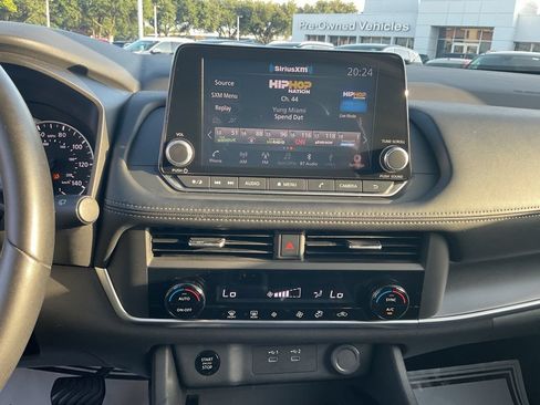 Used 2025 Nissan Rogue SV FWD image 22