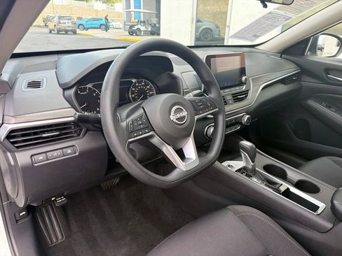 Used 2025 Nissan Altima 2.5 SV FWD image 11