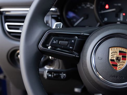 Certified 2025 Porsche Macan image 28