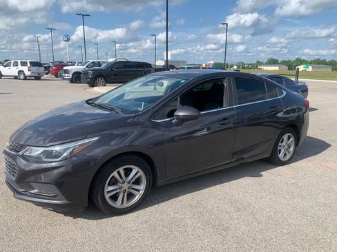 Used 2017 Chevrolet Cruze LT FWD image 2