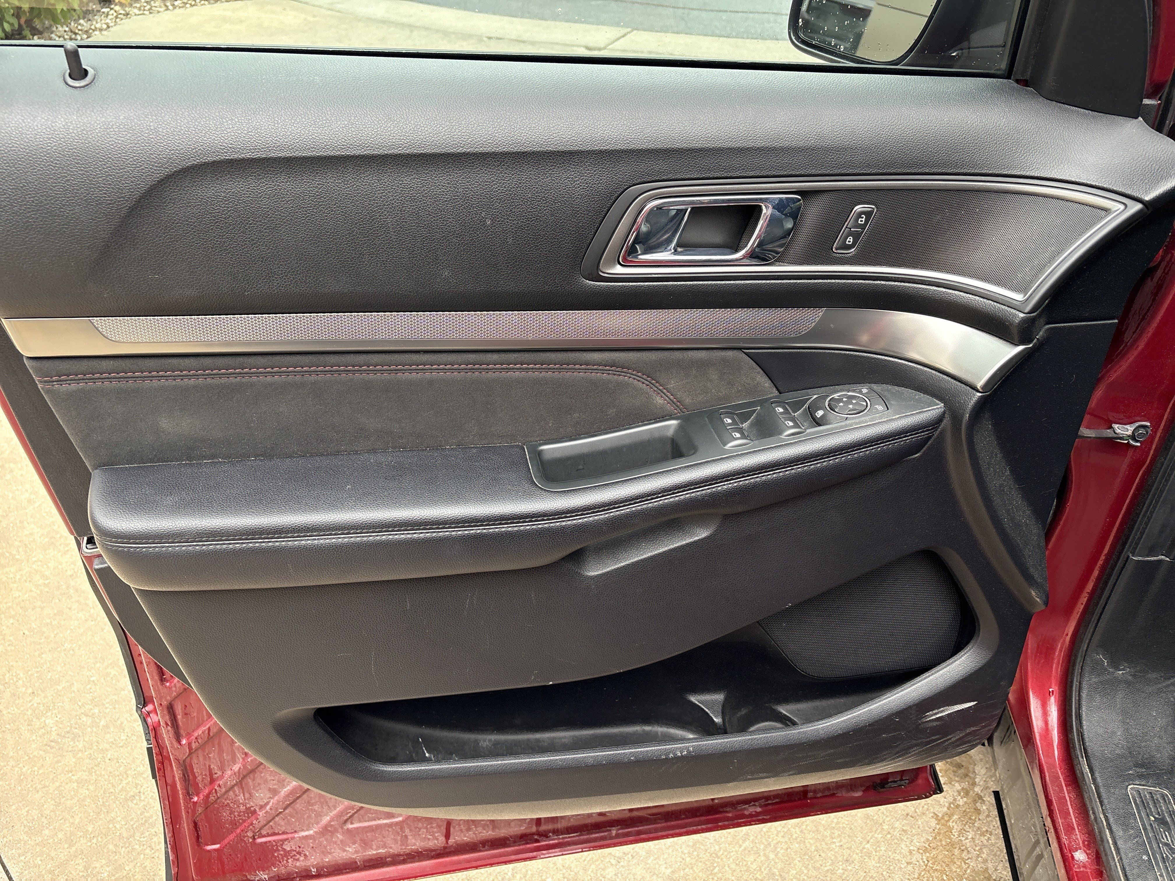 Used 2018 Ford Explorer XLT w/ Equipment Group 202A FWD image 14