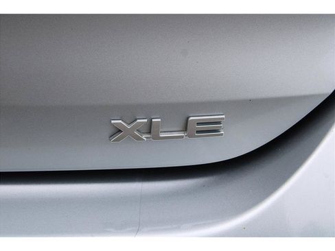 Used 2021 Toyota Highlander XLE AWD/4WD image 42