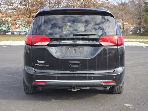 Used 2019 Chrysler Pacifica Touring-L image 12