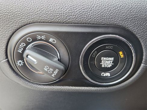 Used 2023 Maserati Levante GT image 25