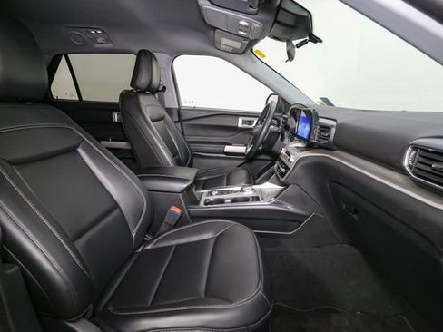 Used 2023 Ford Explorer XLT w/ Equipment Group 202A AWD/4WD image 17