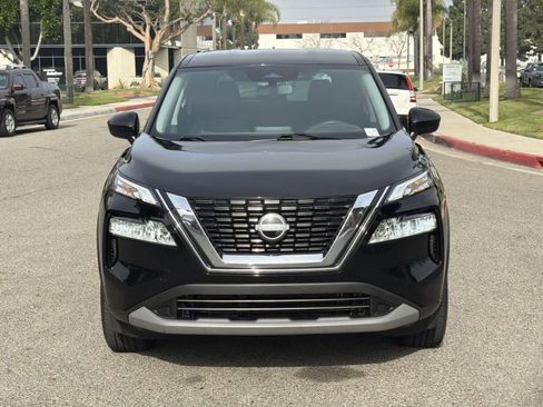 Used 2023 Nissan Rogue SV image 2