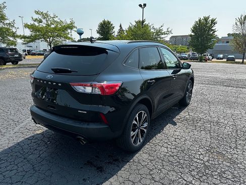 Used 2022 Ford Escape SE w/ SE Sport Appearance Package AWD/4WD image 3