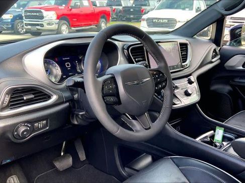 Certified 2025 Chrysler Pacifica Limited image 16