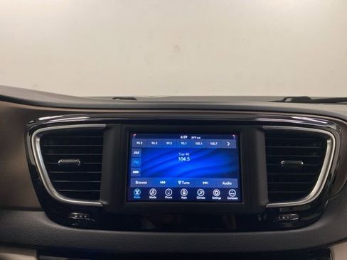 Used 2020 Chrysler Voyager Lxi image 10