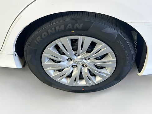 Used 2013 Toyota Camry LE image 11