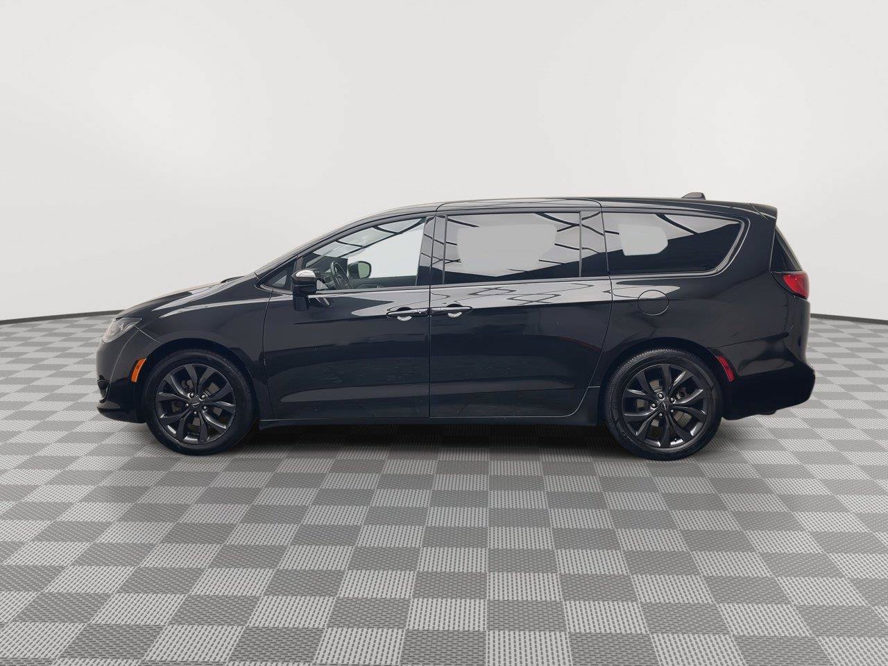 Used 2018 Chrysler Pacifica Touring Plus w/ S Appearance Package FWD image 37