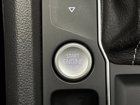 Used 2021 Volkswagen Atlas Cross Sport SE image 21