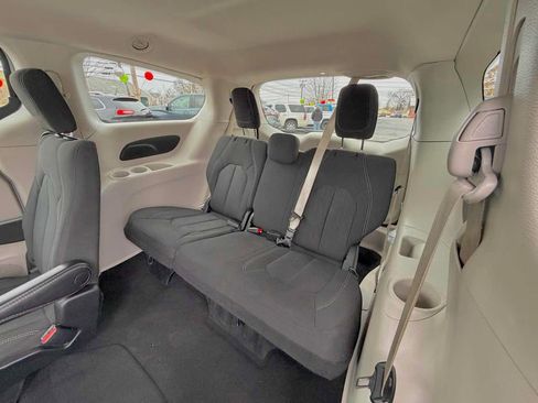 Used 2023 Chrysler Voyager LX image 16