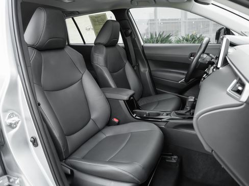 Used 2023 Toyota Corolla Cross XLE w/ Convenience Package FWD image 41