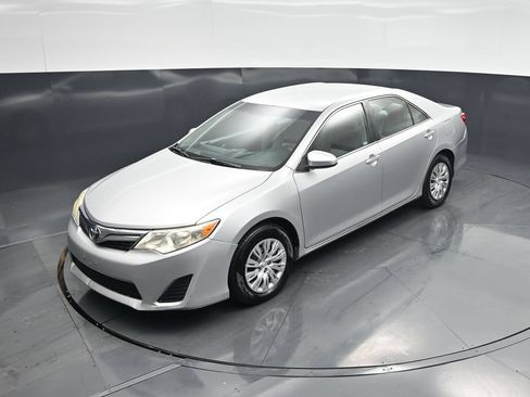 Used 2014 Toyota Camry LE FWD image 29