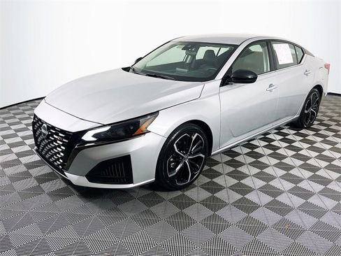 Used 2024 Nissan Altima 2.5 SR image 4