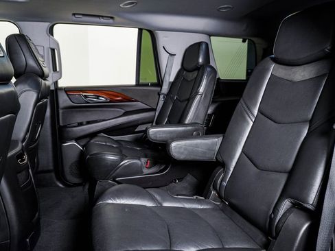 Used 2019 Cadillac Escalade Luxury AWD/4WD image 16